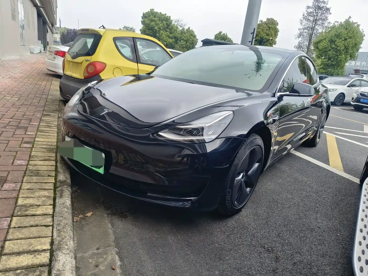 TESLA MODEL 3