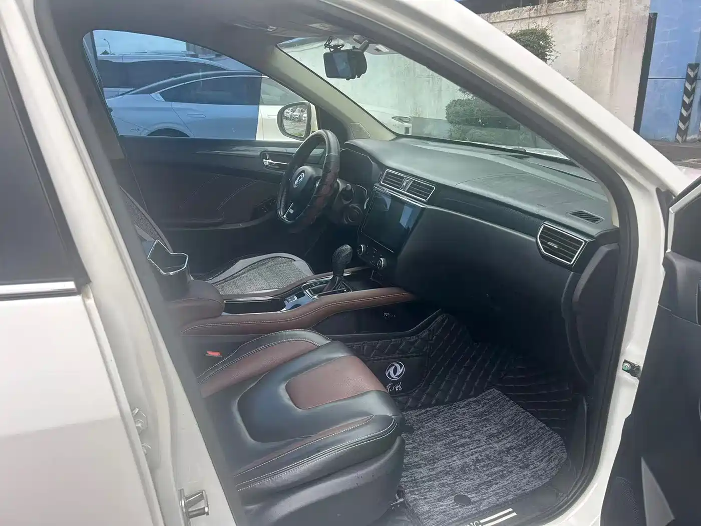 Dongfeng Fengguang Fengguang 580 2017 2017 1.5T CVT Comfort Version