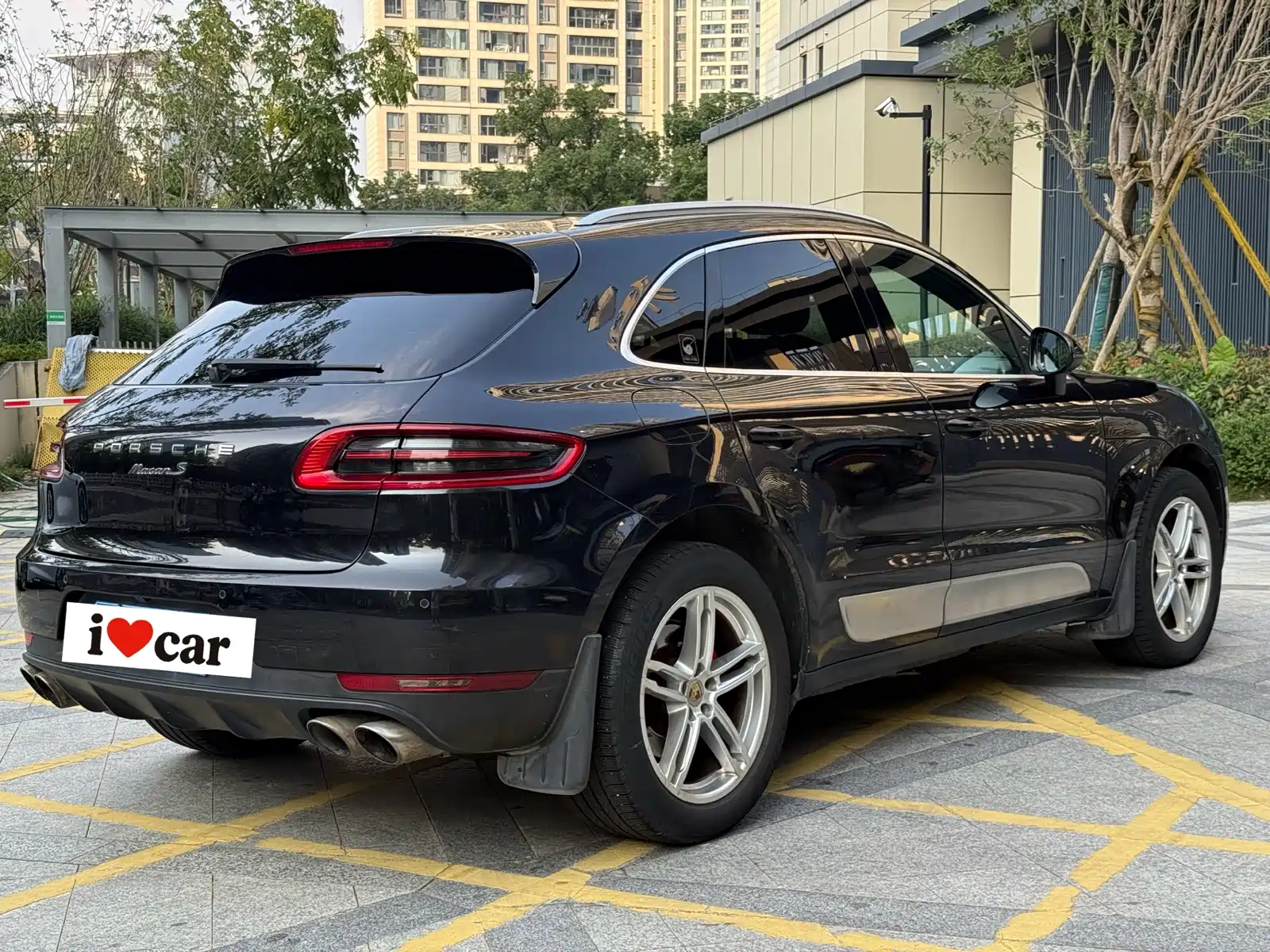 Photo 2 - Porsche Macan