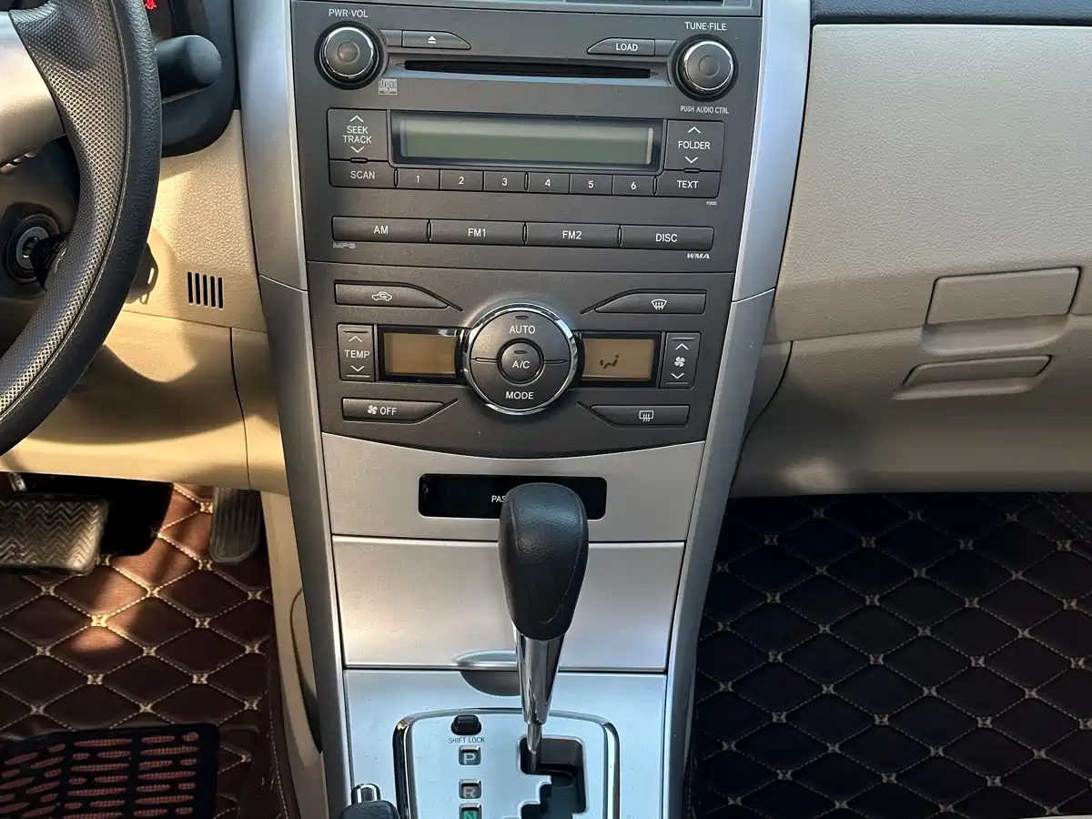Toyota Corolla 2012 Styling Edition 1.8L CVT GL-i фото 9