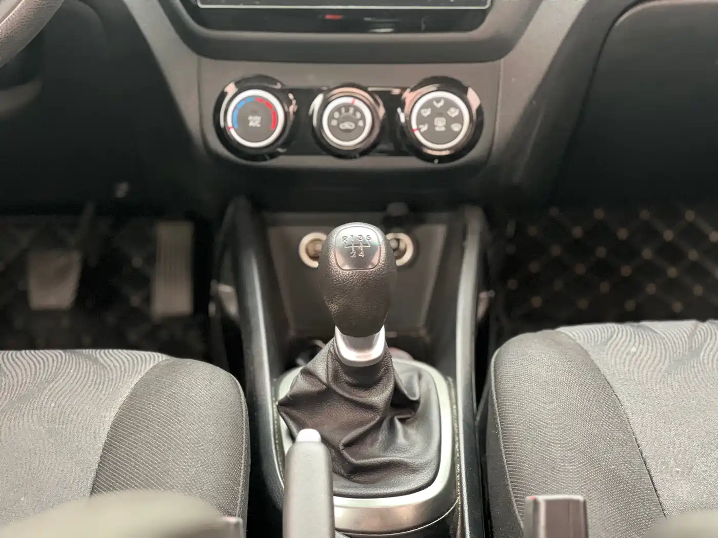 Kia K2 2015 Sedan 1.4L MT GLS фото 13