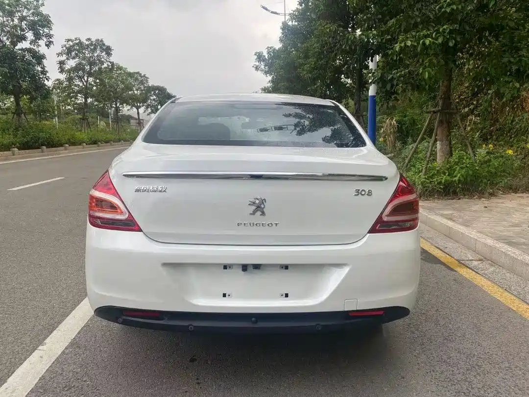 Peugeot 308 2014 Model Joy Edition Classic 1.6L Automatic Superior Style фото 4