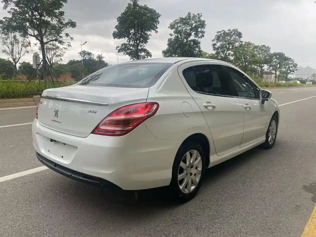 Peugeot 308 2014 Model Joy Edition Classic 1.6L Automatic Superior Style фото 5