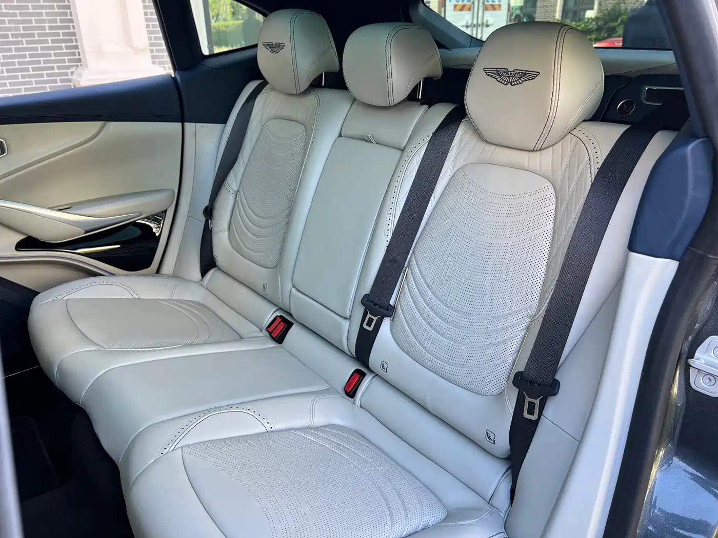 Aston Martin DBX 2024 2023 4.0T V8