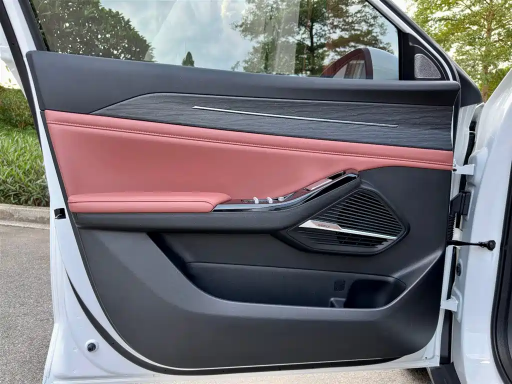 Geely Galaxy Galaxy L6 2025 EM-i 140km Voyage Edition фото 16