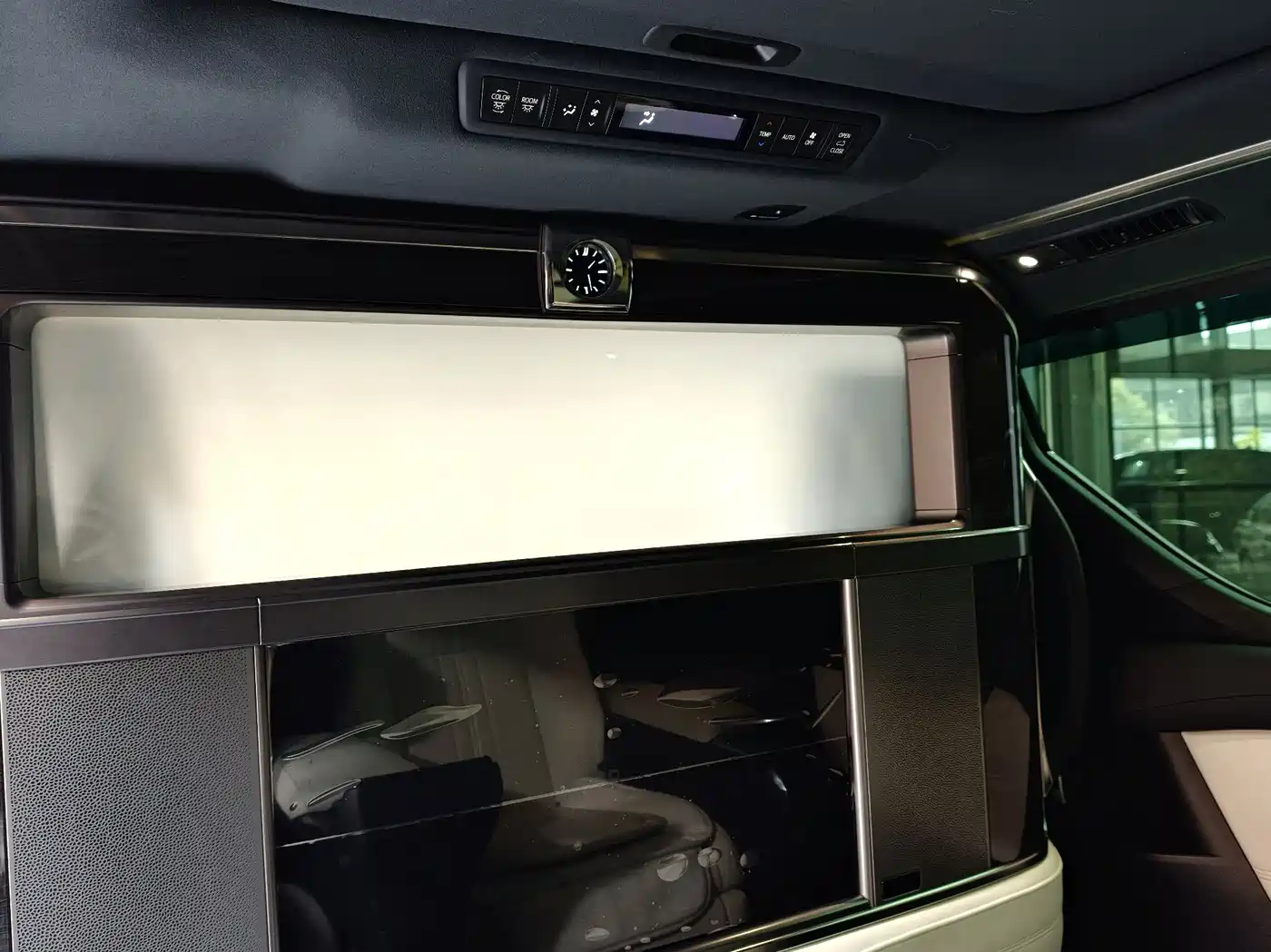 Lexus LM 2020 300h 4-Seat Imperial Edition фото 9