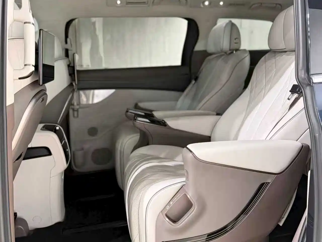Denza D9 2022 DM-i 970 AWD Flagship фото 10