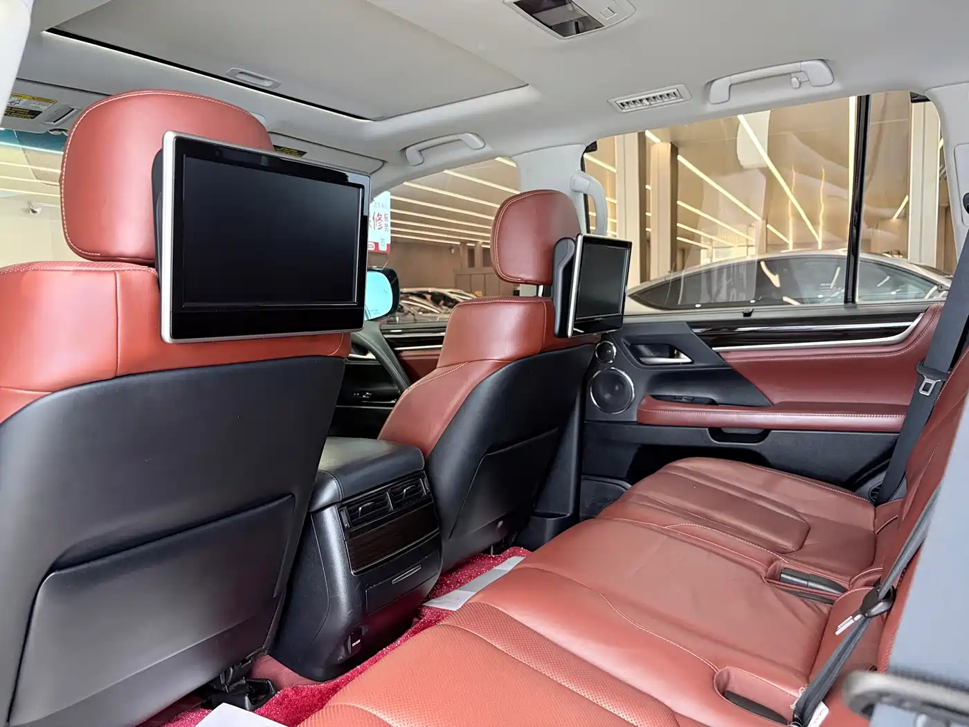 Фото 20 - Lexus LX