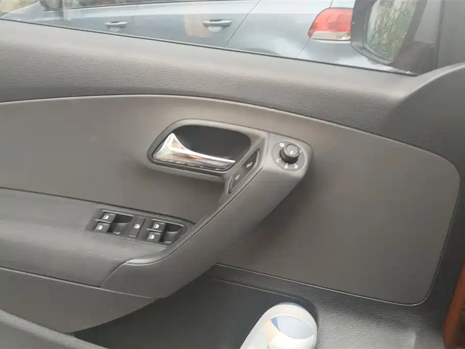 Volkswagen Polo 2016 1.6L Cross Polo Automatic фото 7