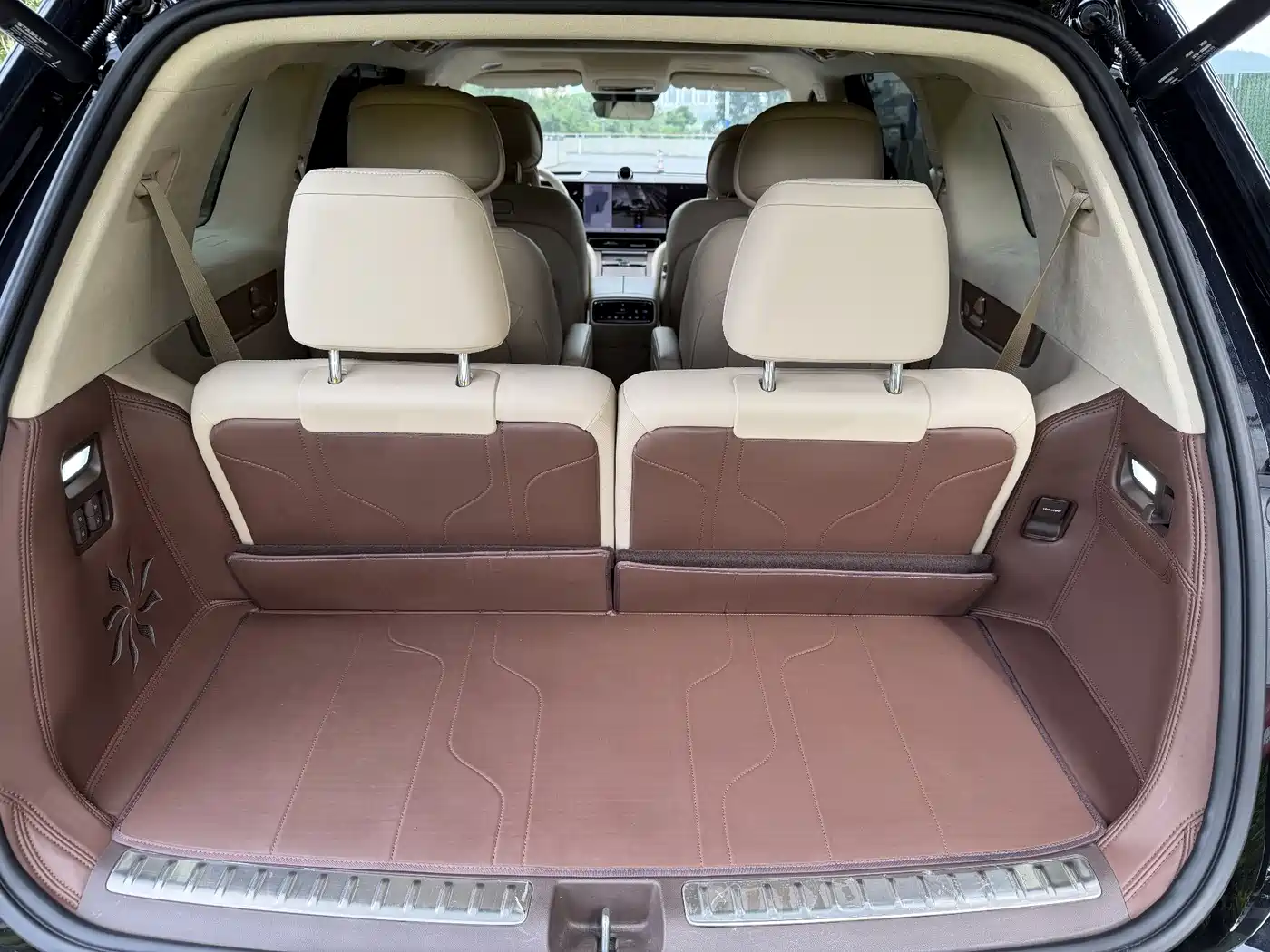 AITO Wenjie AITO M9 2024 Range Extender Max Edition 42kWh 6-seater фото 31