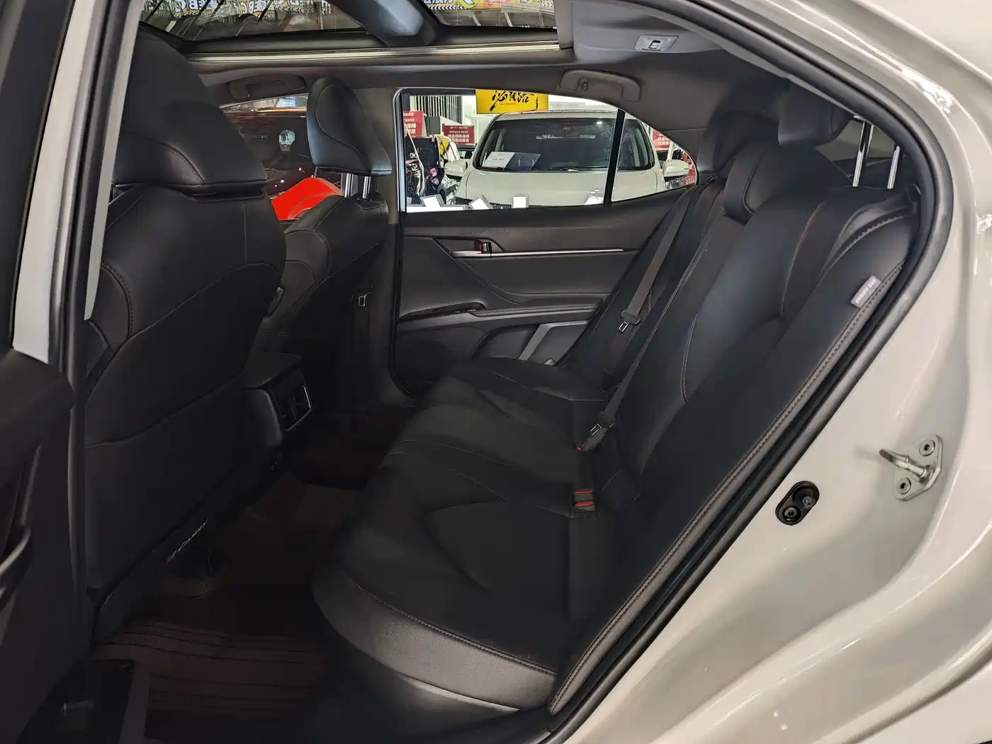 Toyota Camry 2021 Hybrid 2.5HG Luxury Edition фото 12