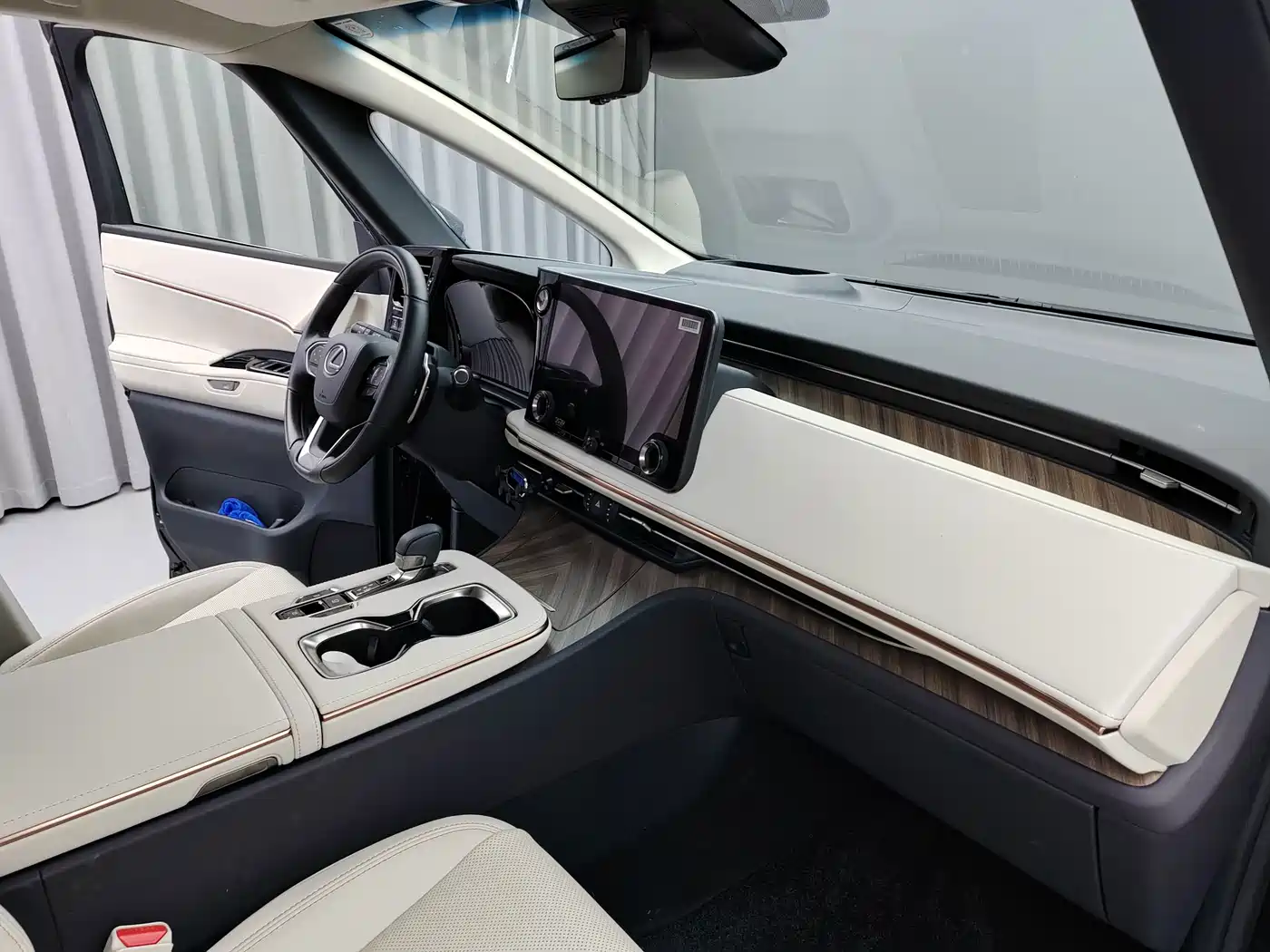 Lexus LM 2026 2025 Model 500h Six-Seater Prestige Edition
