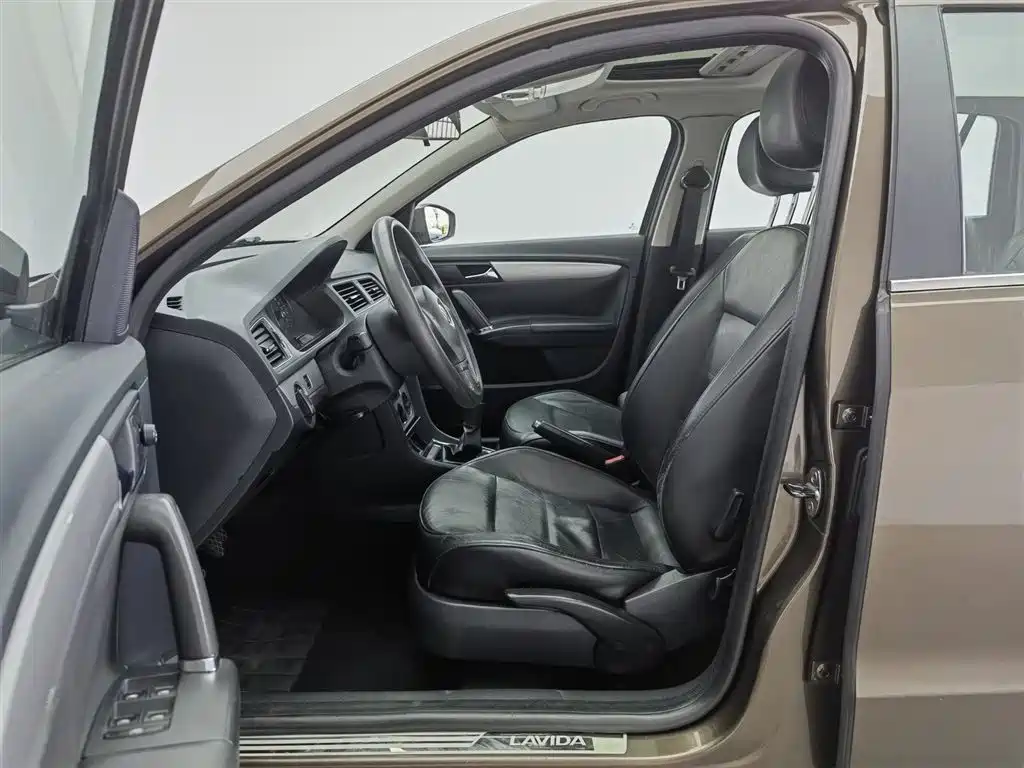 Volkswagen Lavida Tour 2013 1.6L Manual Comfort фото 10