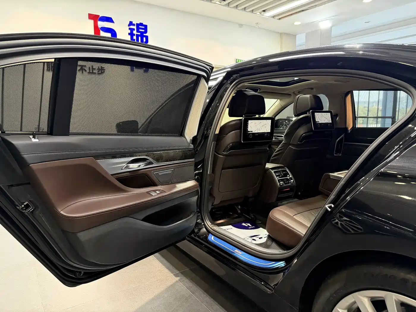 BMW 7 Series 2016 740Li Leading Edition фото 24