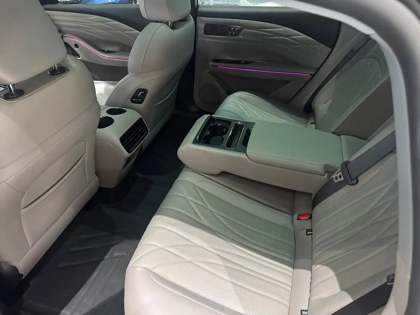 Geely Galaxy Galaxy Xingyao 8 2025 130km EM-i Premium Edition фото 20