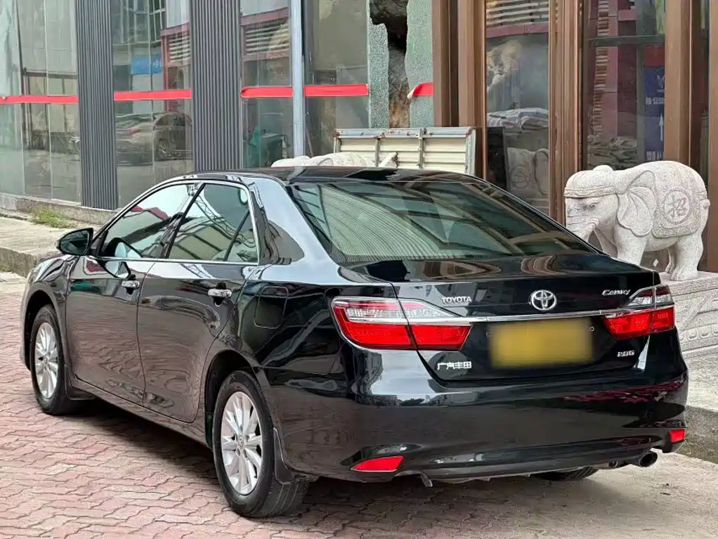 Фото 8 - Toyota Camry