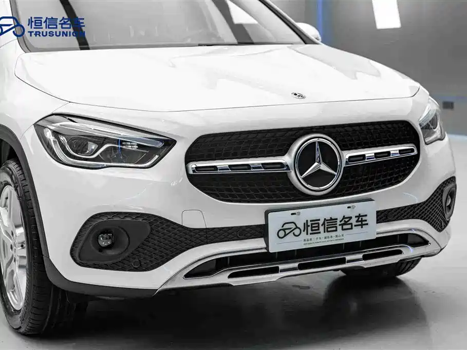 MERCEDES-BENZ GLA