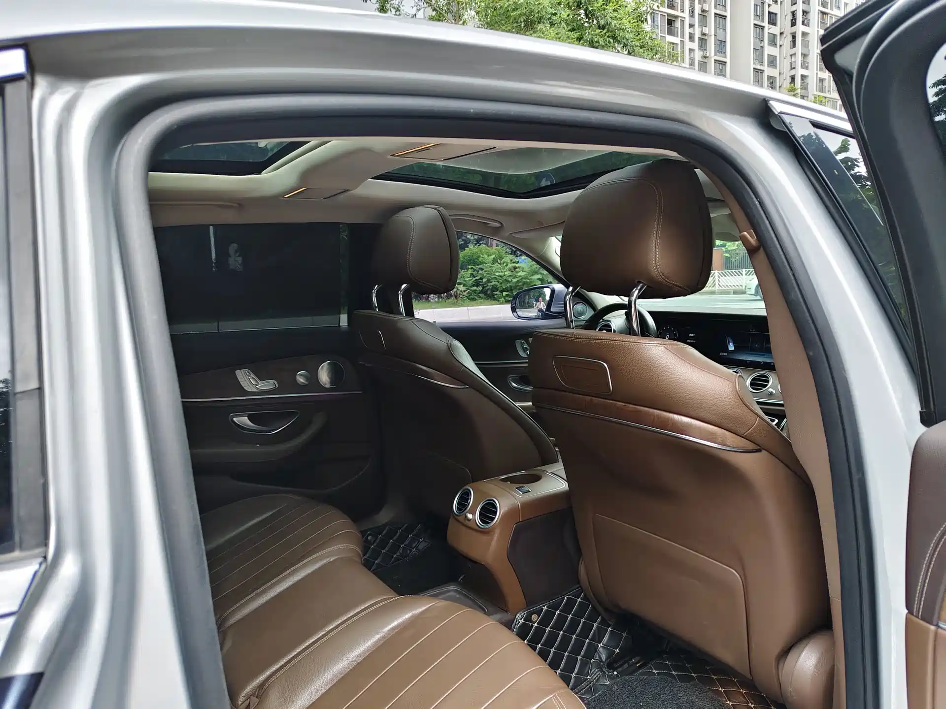 Photo 10 - Mercedes-Benz E-Class