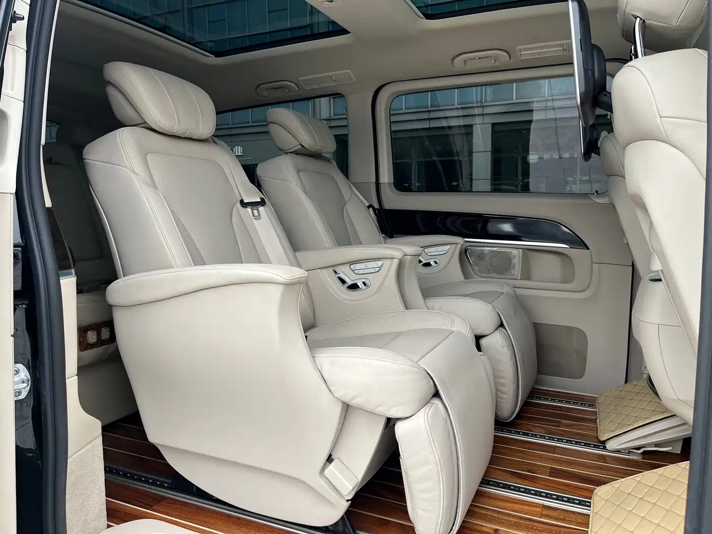 Mercedes-Benz V-Class 2017 Model V 260 L Premium Extended Edition фото 12