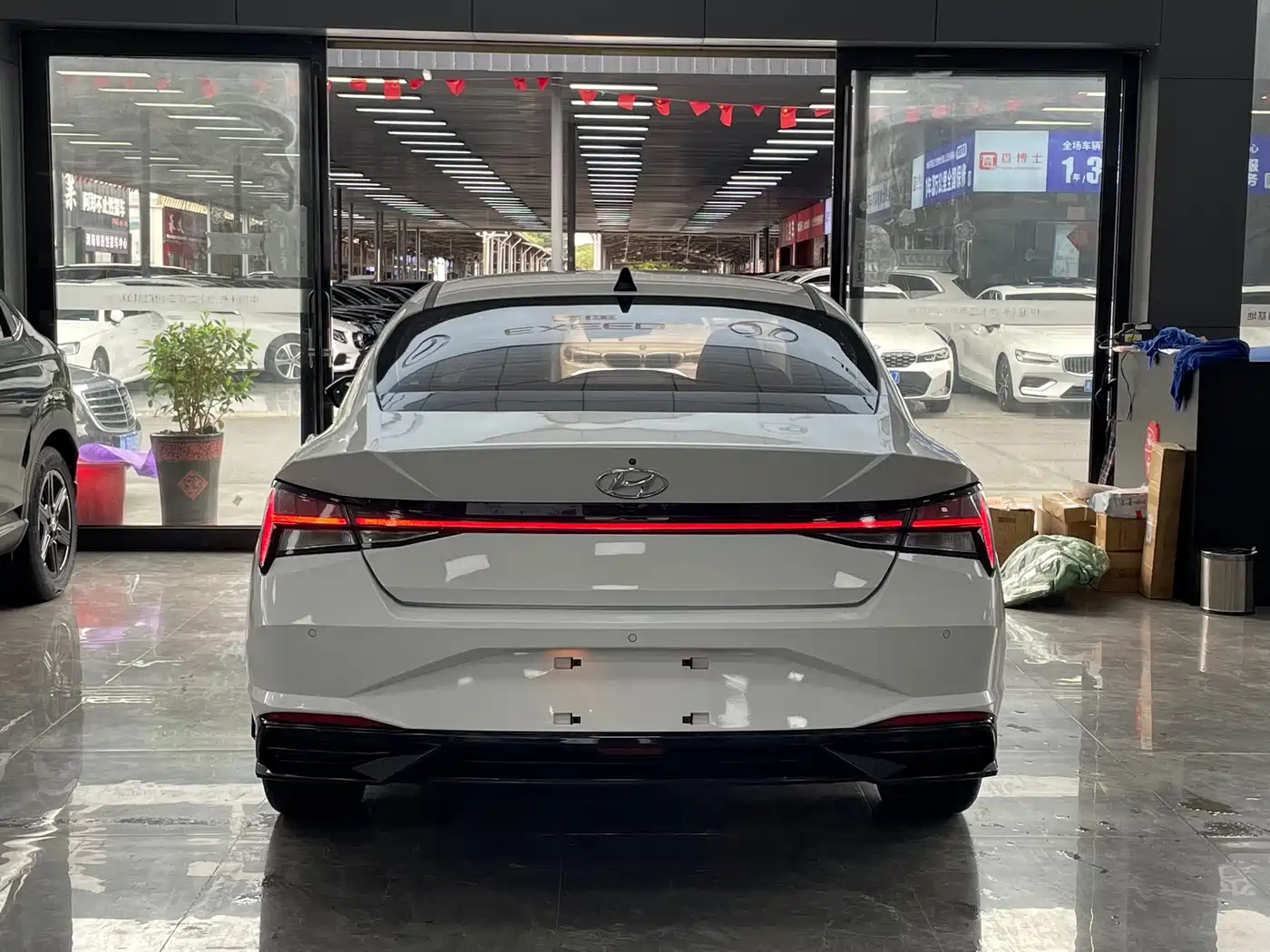 Hyundai Elantra 2022 1.5L CVT LUX Premium Edition фото 16