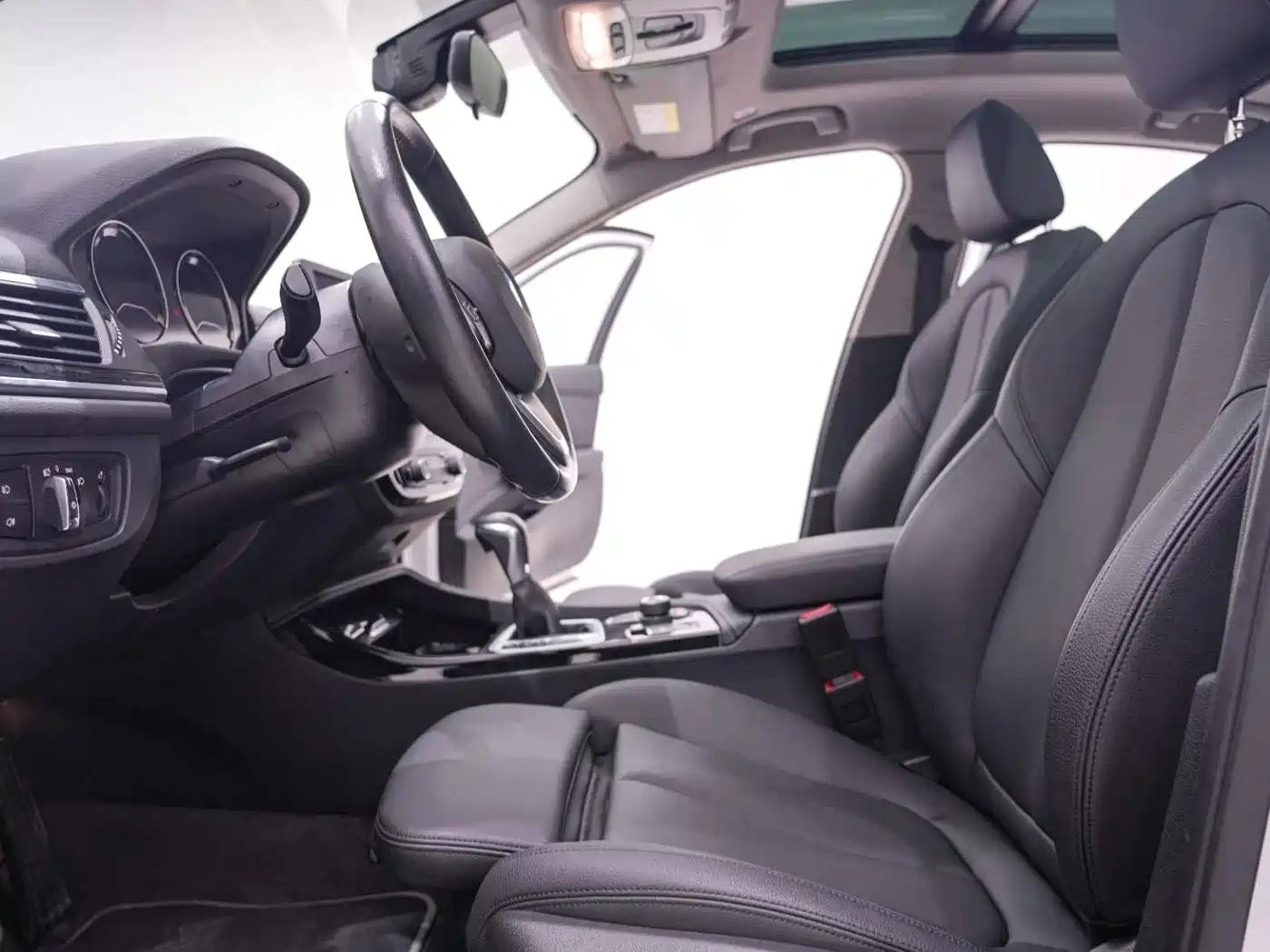 BMW 1 Series 2018 118i Sport Edition фото 25