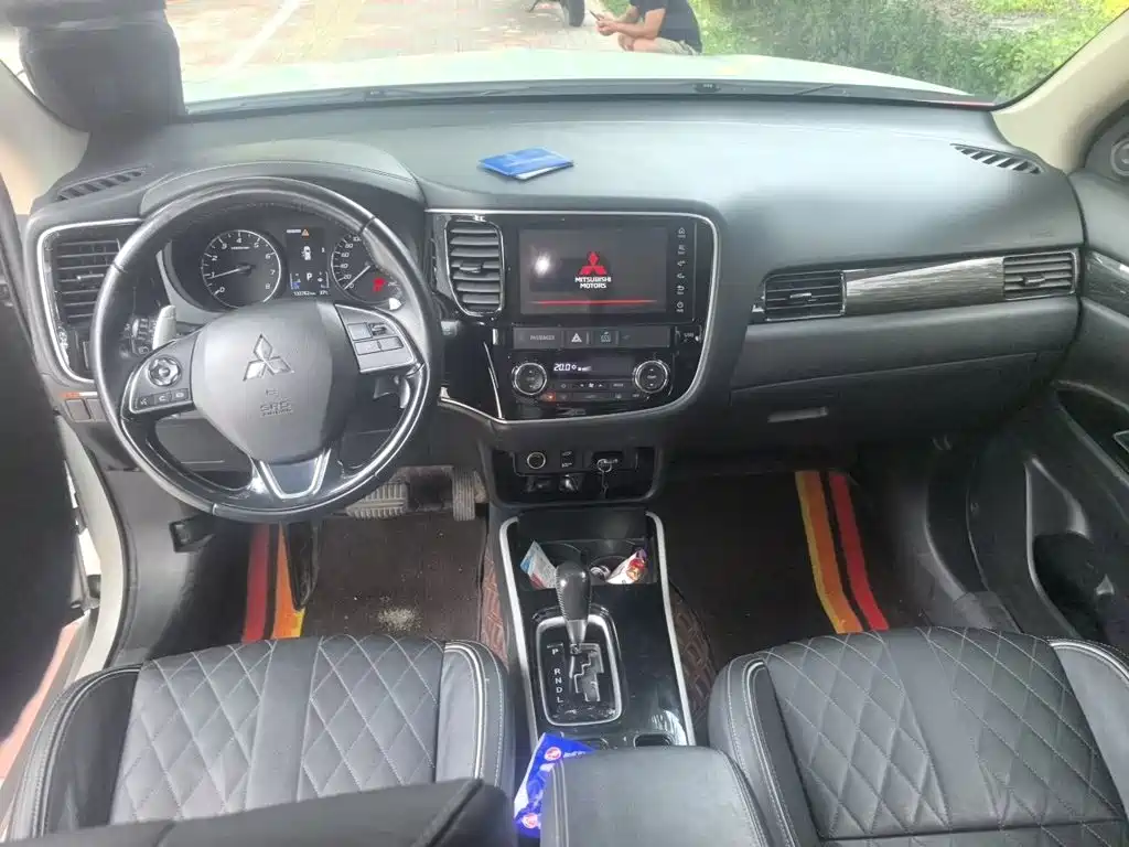 MITSUBISHI OUTLANDER