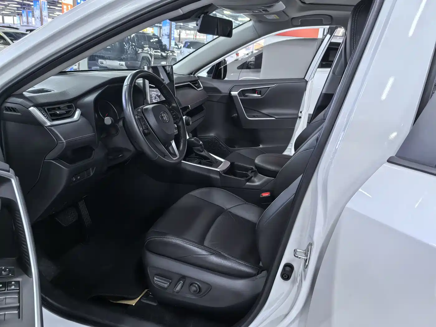 Toyota Wildlander 2022 2.0L CVT FWD Luxury Edition фото 7