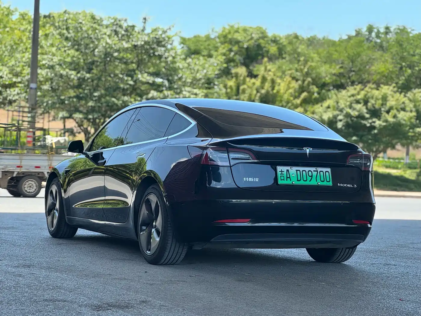 TESLA MODEL 3