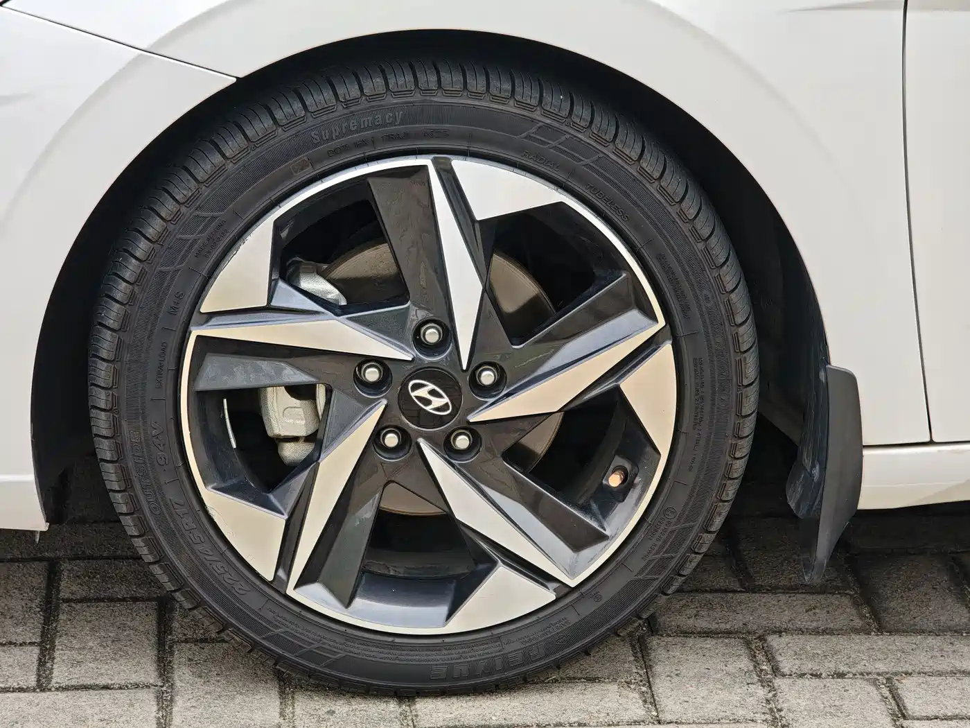 Hyundai Elantra 2022 1.5L CVT LUX Premium Edition фото 16