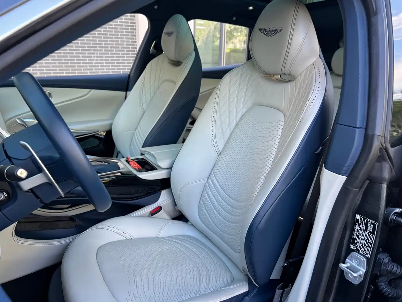 Aston Martin DBX 2024 2023 4.0T V8