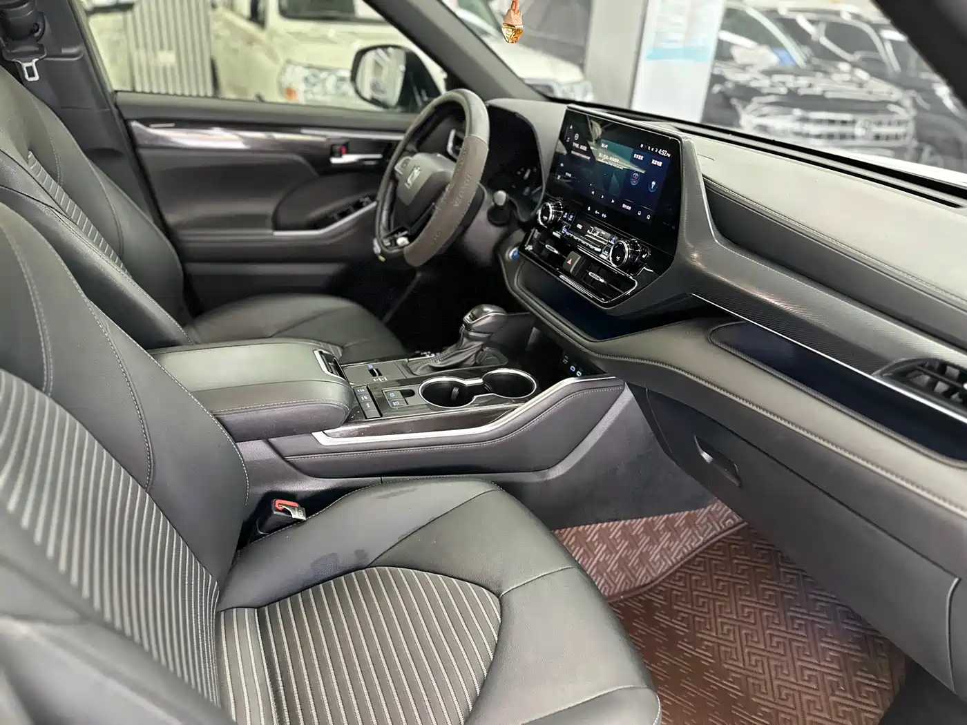 Toyota Crown Kluger 2022 2.5L HEV 4WD Premium Edition фото 12