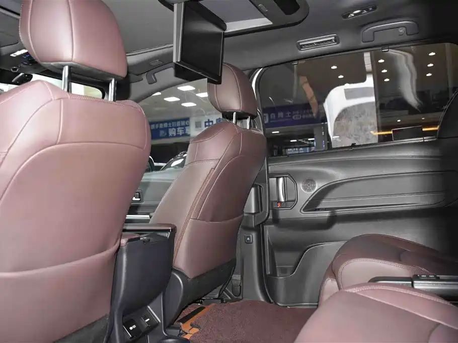 Toyota Sienna 2021 2.5L Hybrid Platinum Edition фото 9