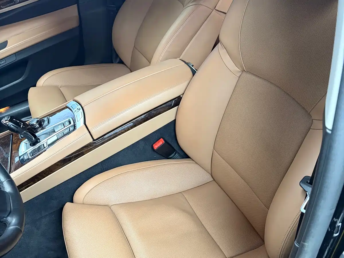 BMW 7 Series 2010 760Li фото 13