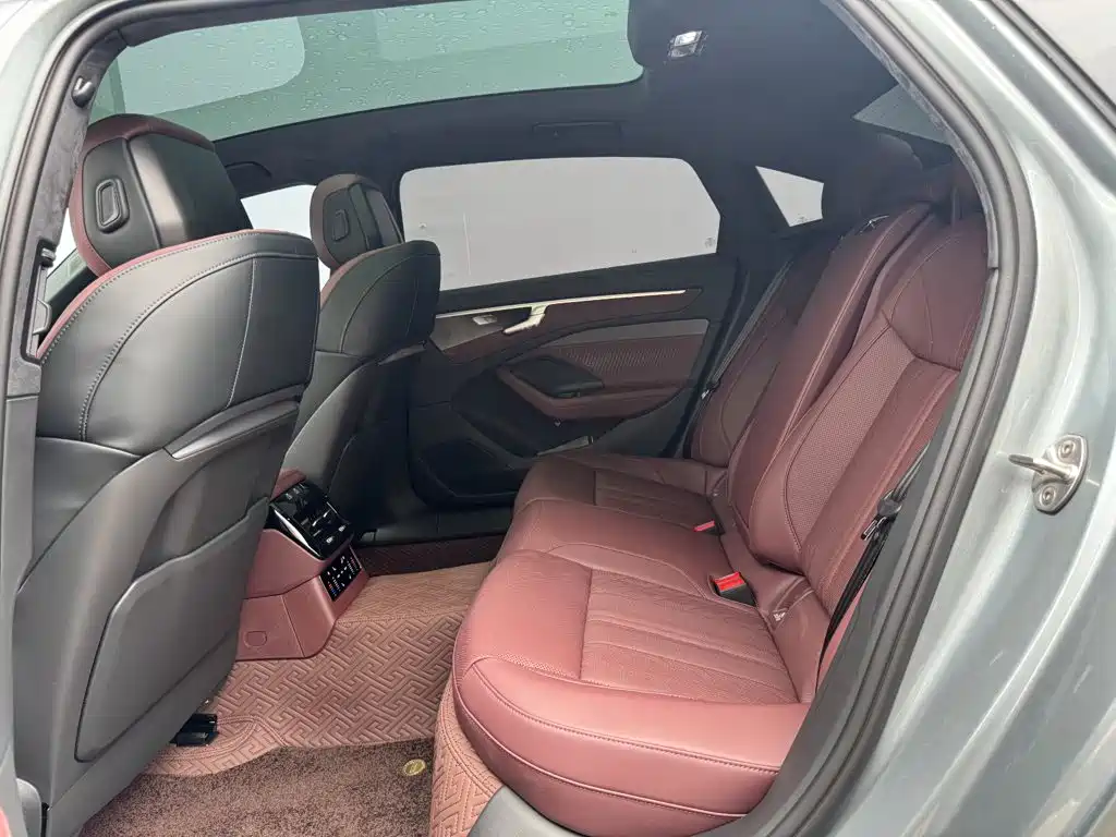 Фото 16 - Audi A6L