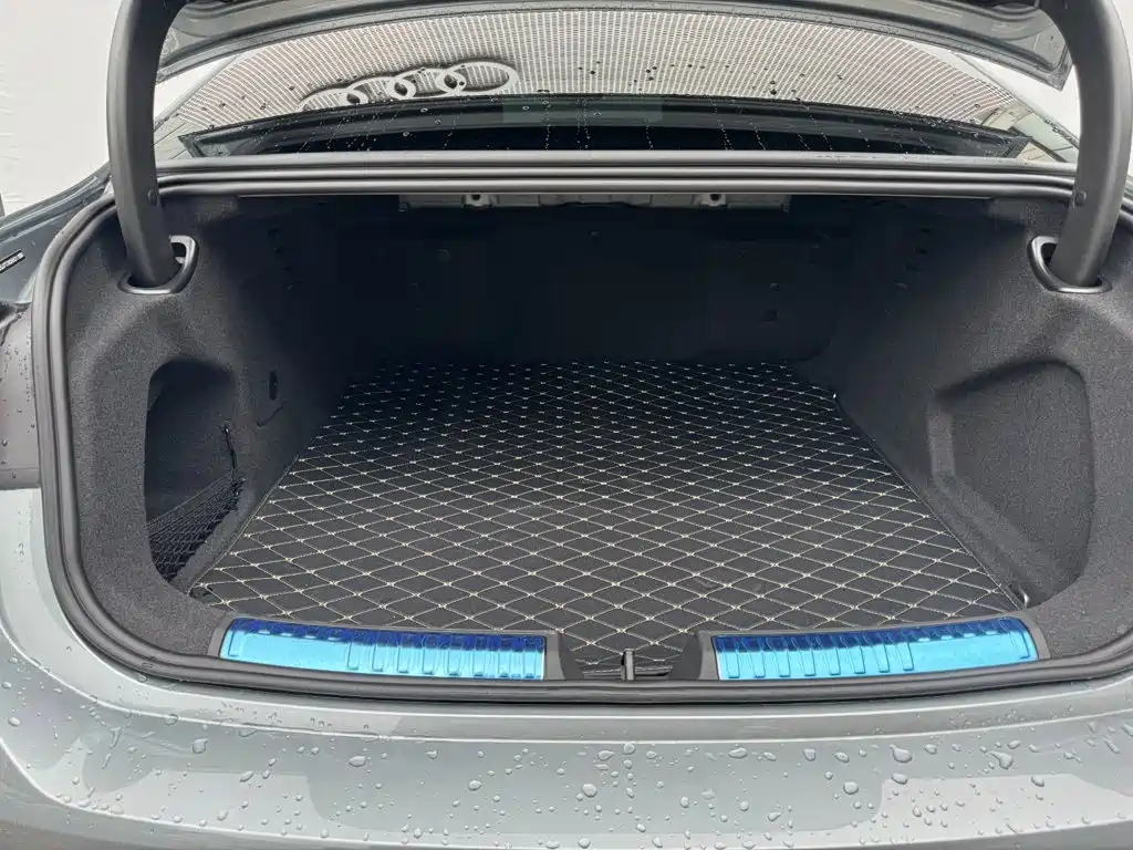 Фото 18 - Audi A6L