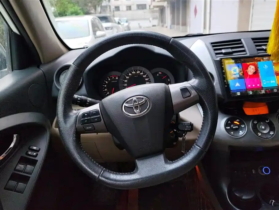 Toyota RAV4 Rongfang 2011 2.0L Automatic Luxury Edition фото 15