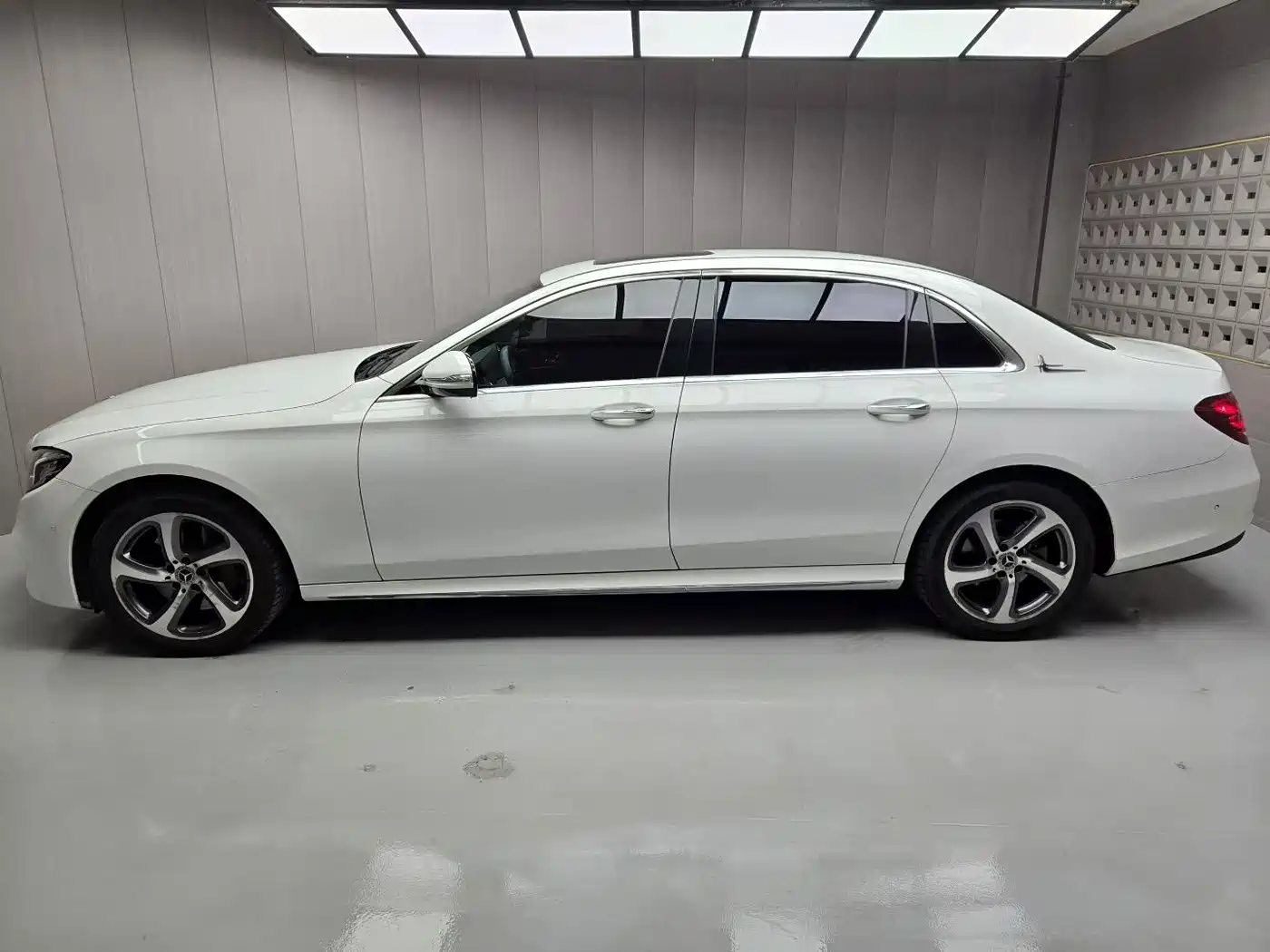 Mercedes-Benz E-Class 2016 E 300 L Sport Fashion Type фото 2