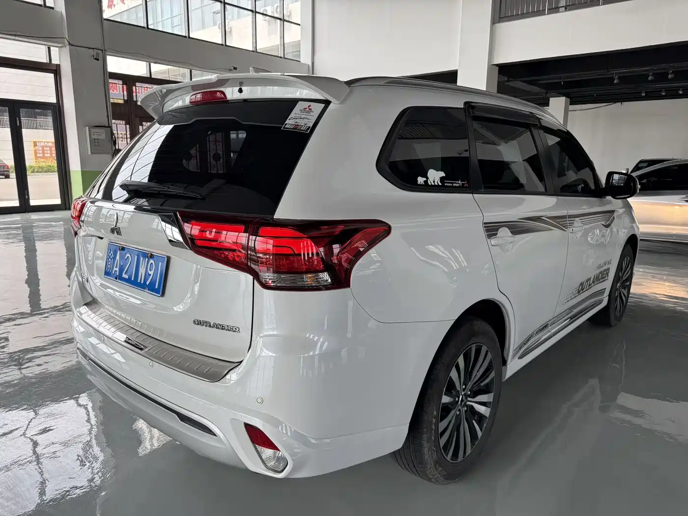 MITSUBISHI OUTLANDER