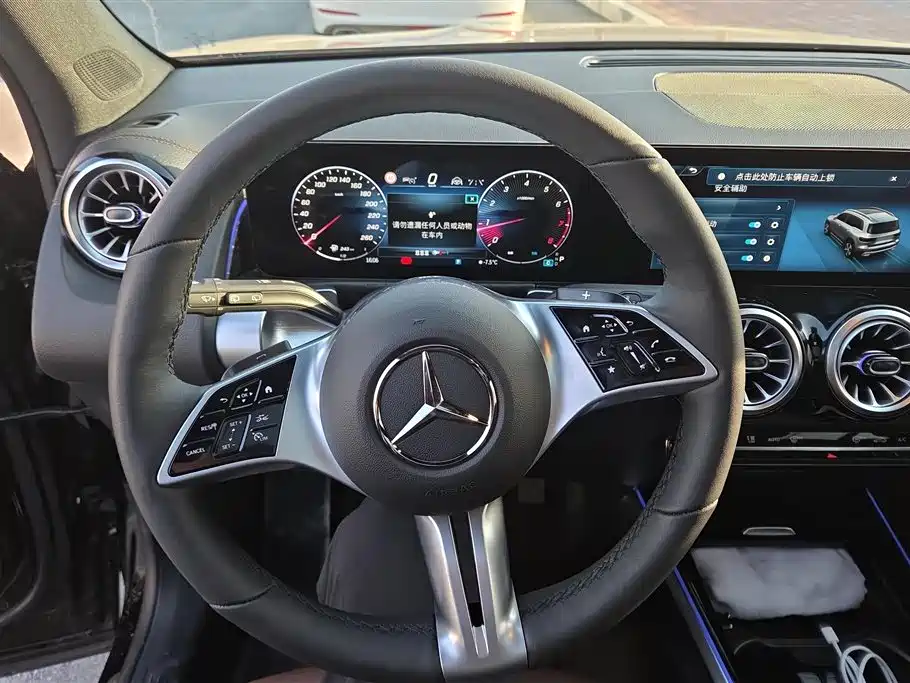 MERCEDES-BENZ GLB