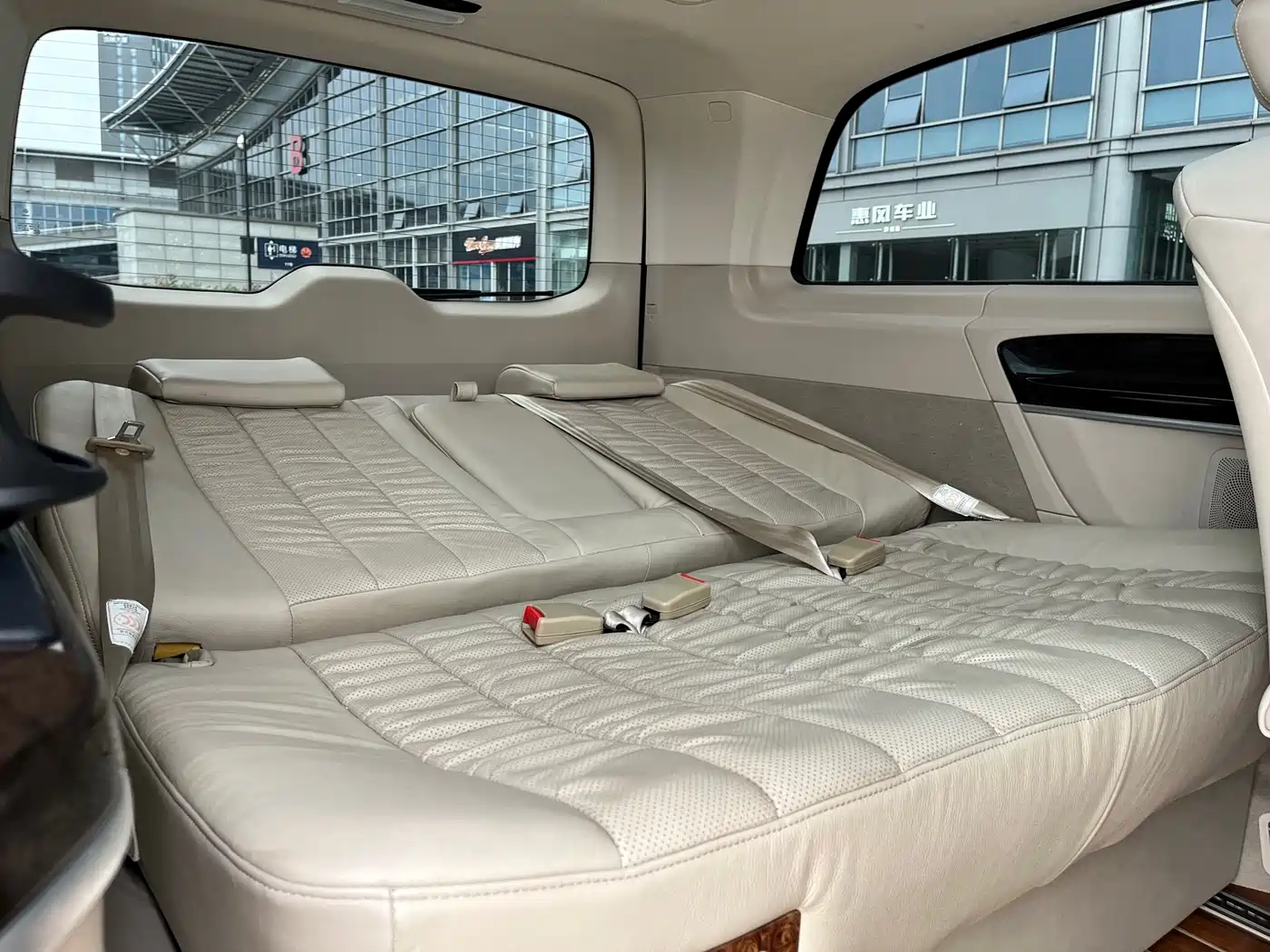 Mercedes-Benz V-Class 2017 Model V 260 L Premium Extended Edition фото 15