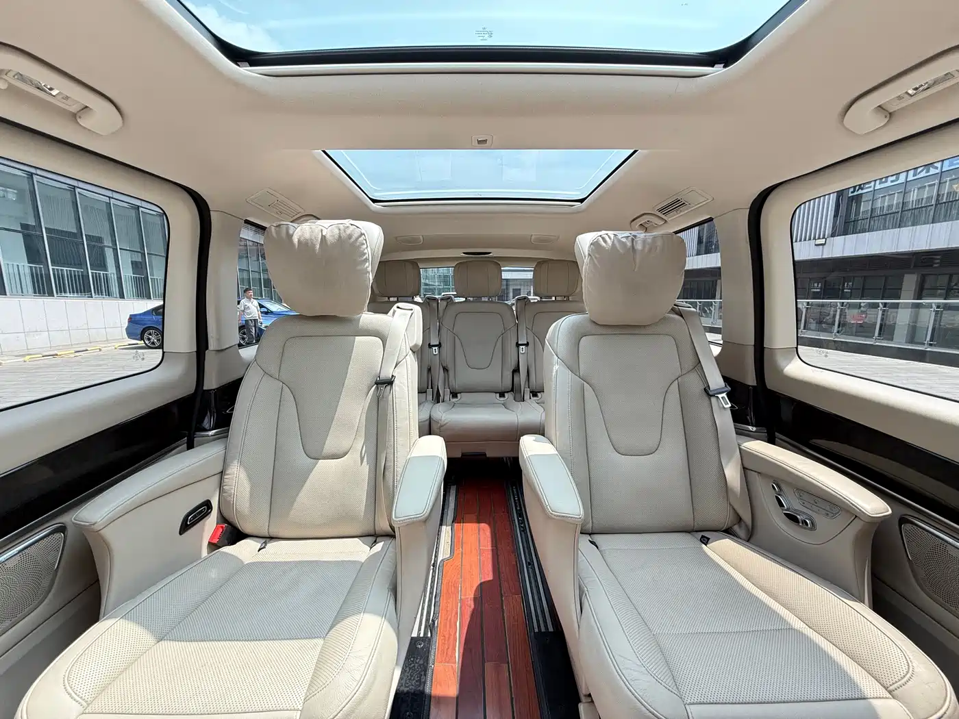 Mercedes-Benz V-Class 2017 Model V 260 L Premium Extended Edition фото 13
