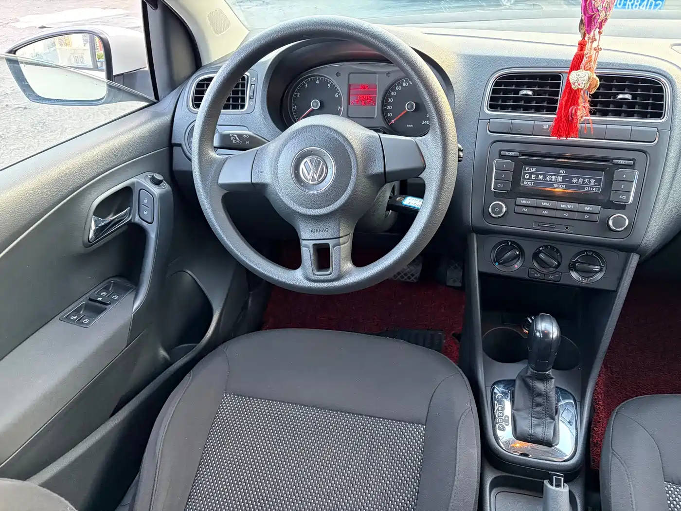 Volkswagen Polo 2011 1.4L Automatic Style Edition фото 11