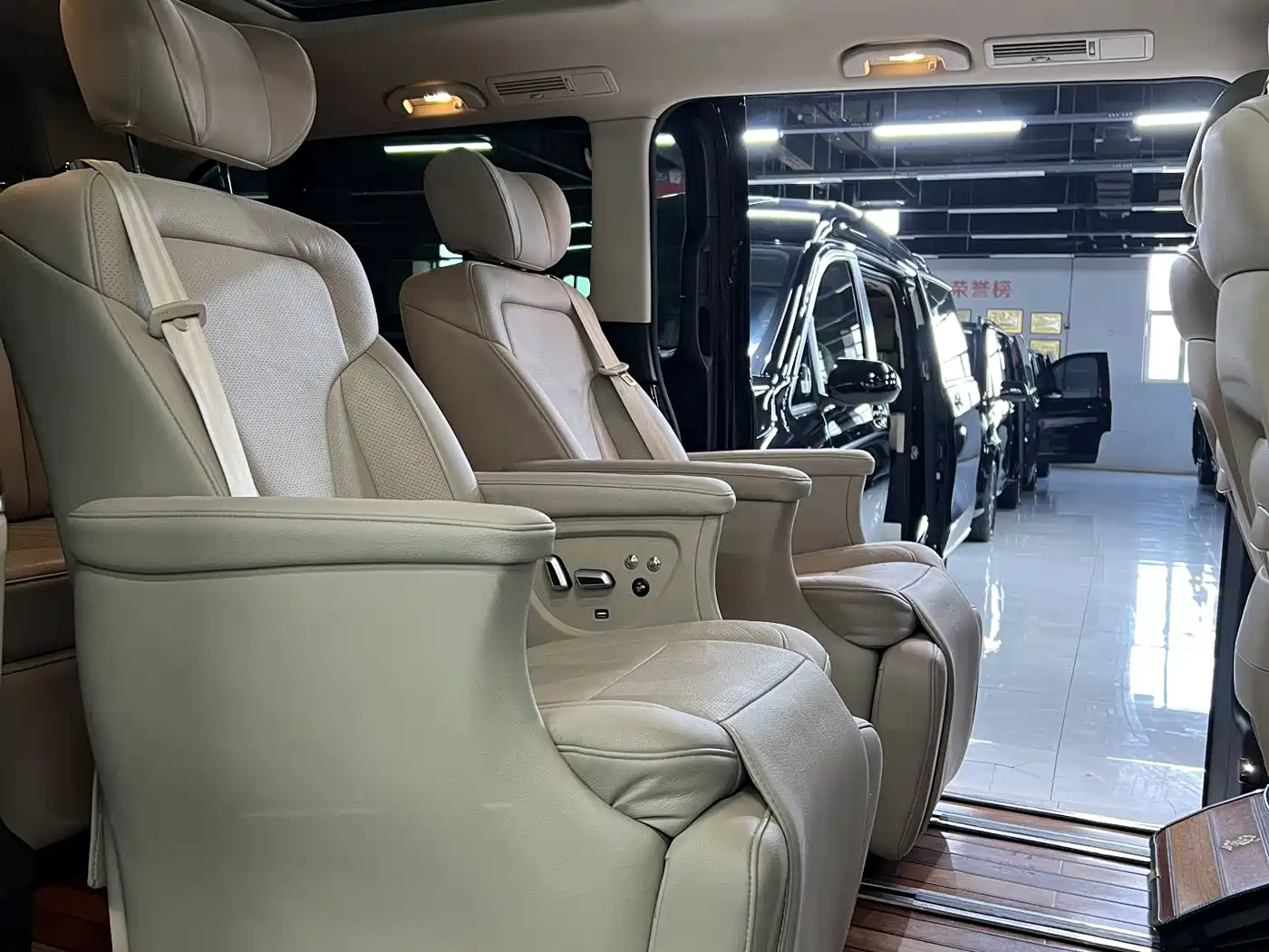 Mercedes-Benz V-Class 2018 V 260 L Premium Long Version China V фото 11