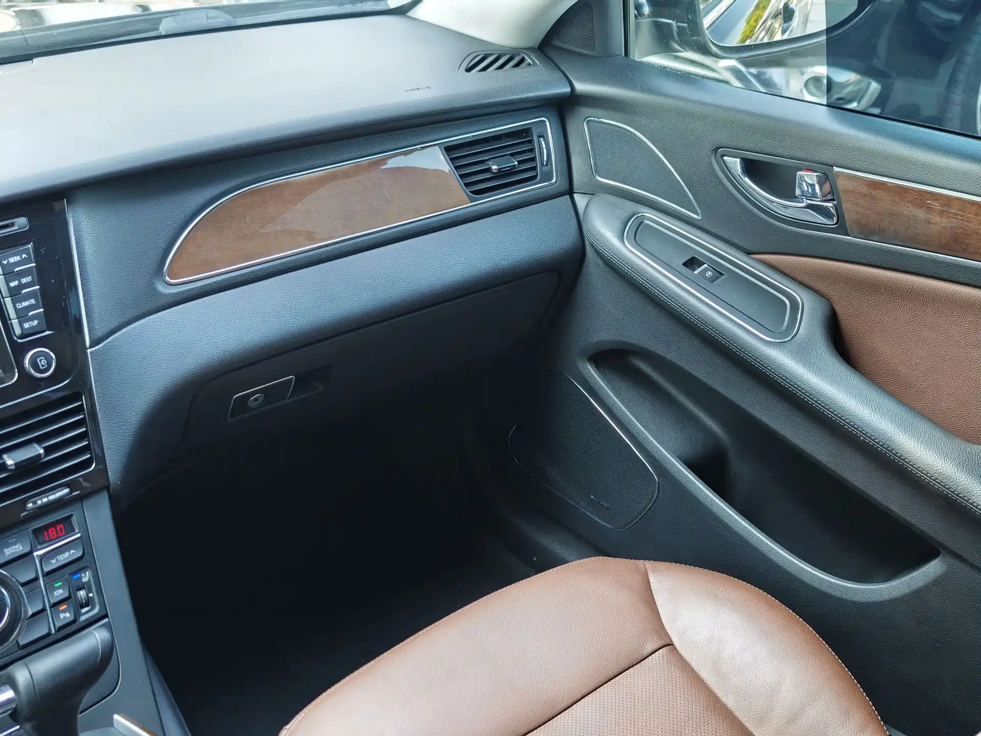 Photo 13 - Hongqi H7