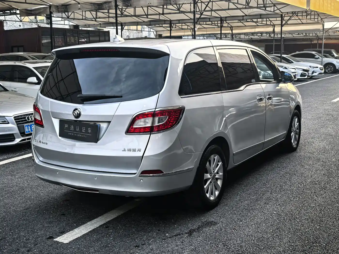 Buick GL8 2011 2.4L LT Luxury Business Executive фото 2