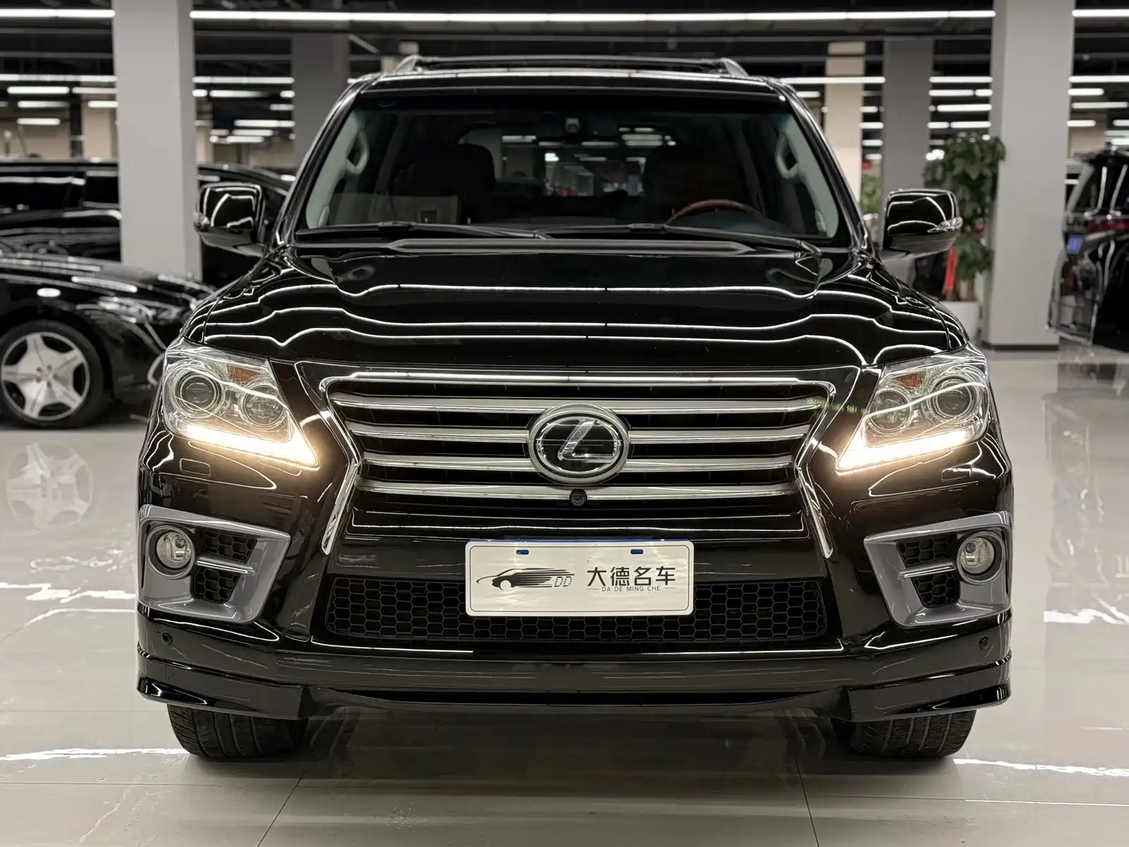 Фото 3 - Lexus LX
