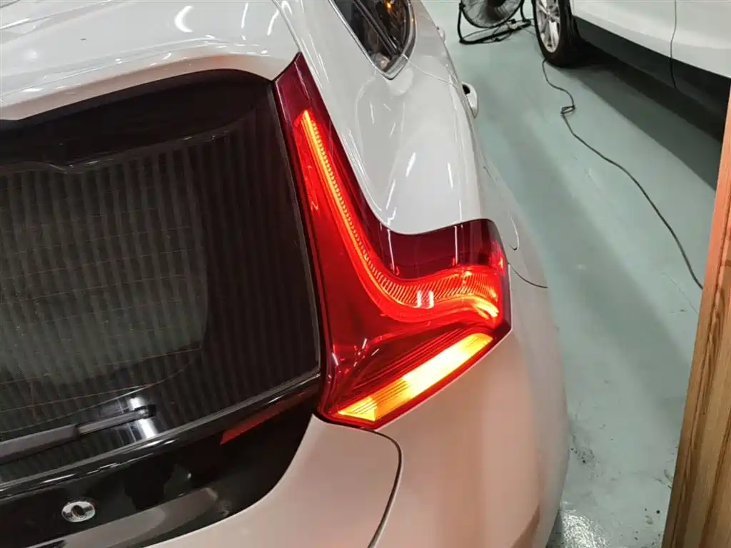 Фото 8 - Volvo V40
