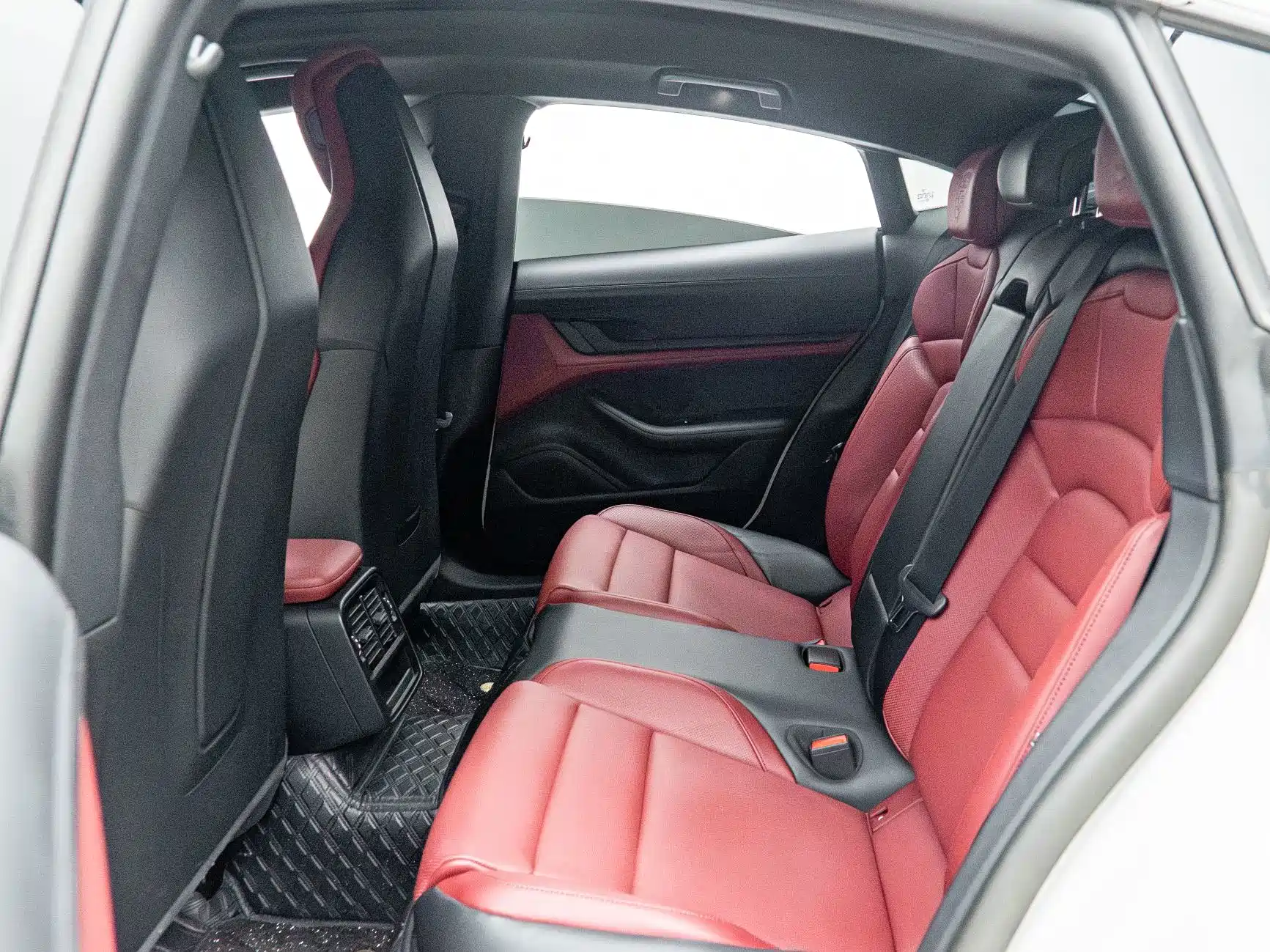 صورة 10 - Porsche Taycan