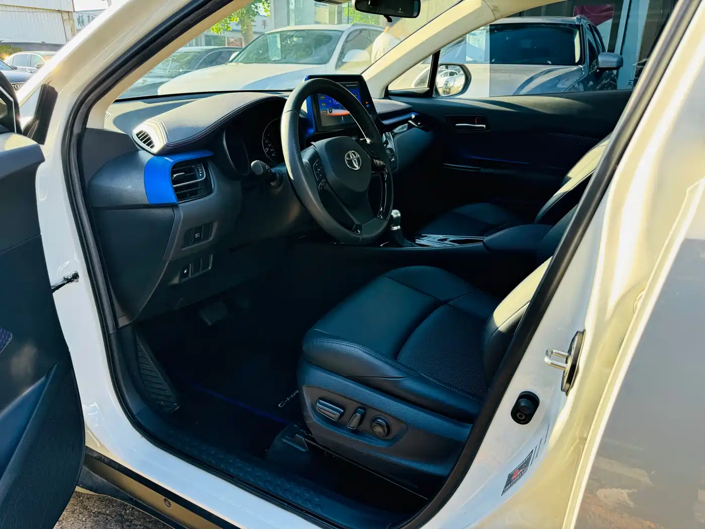 Toyota C-HR 2021 2.0L Luxury Edition фото 9