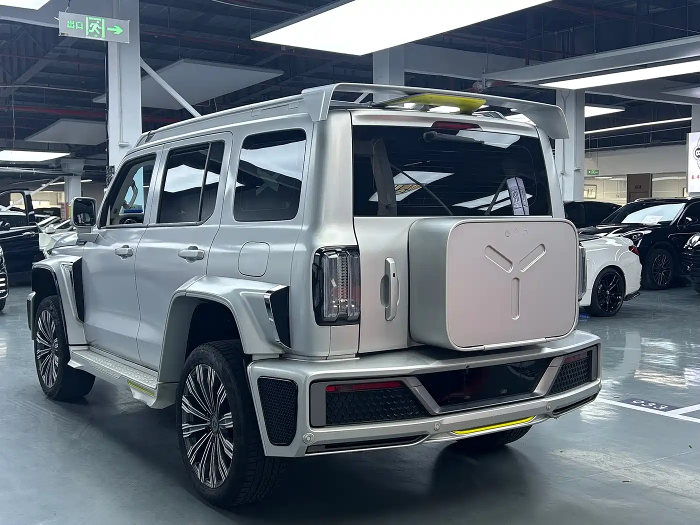 TANK CO CREATION TANK 300